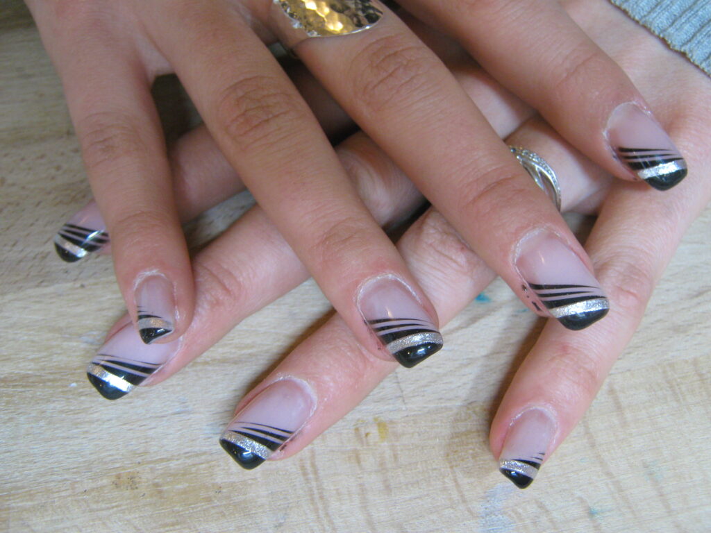 Pose de capsules, gel et french griffes noires et paillette argent. AudreyNails63