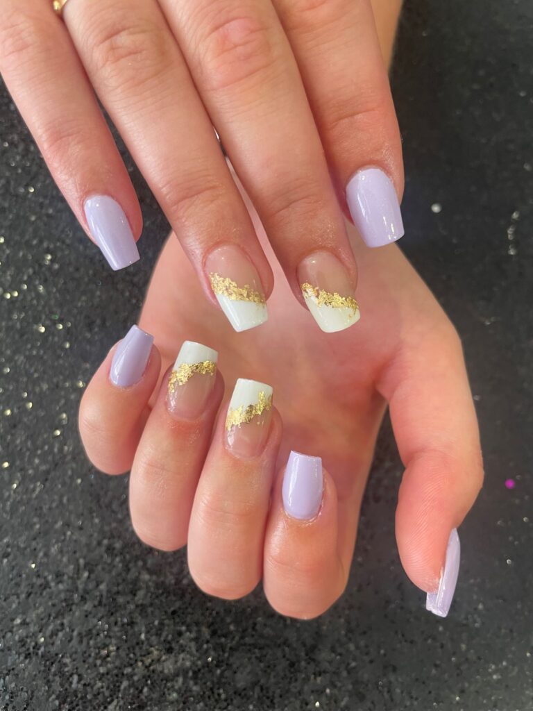 pose de capsules américain avec vernis et french en biais avec feuilles d'or - AudreyNails