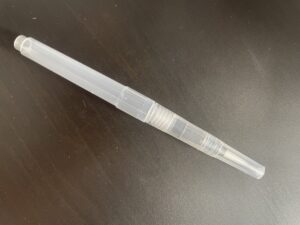 Pinceau à réservoir rechargeable, parfait pour appliquer de l'eau, de l'huile à cuticules ou du cleaner sur les ongles.